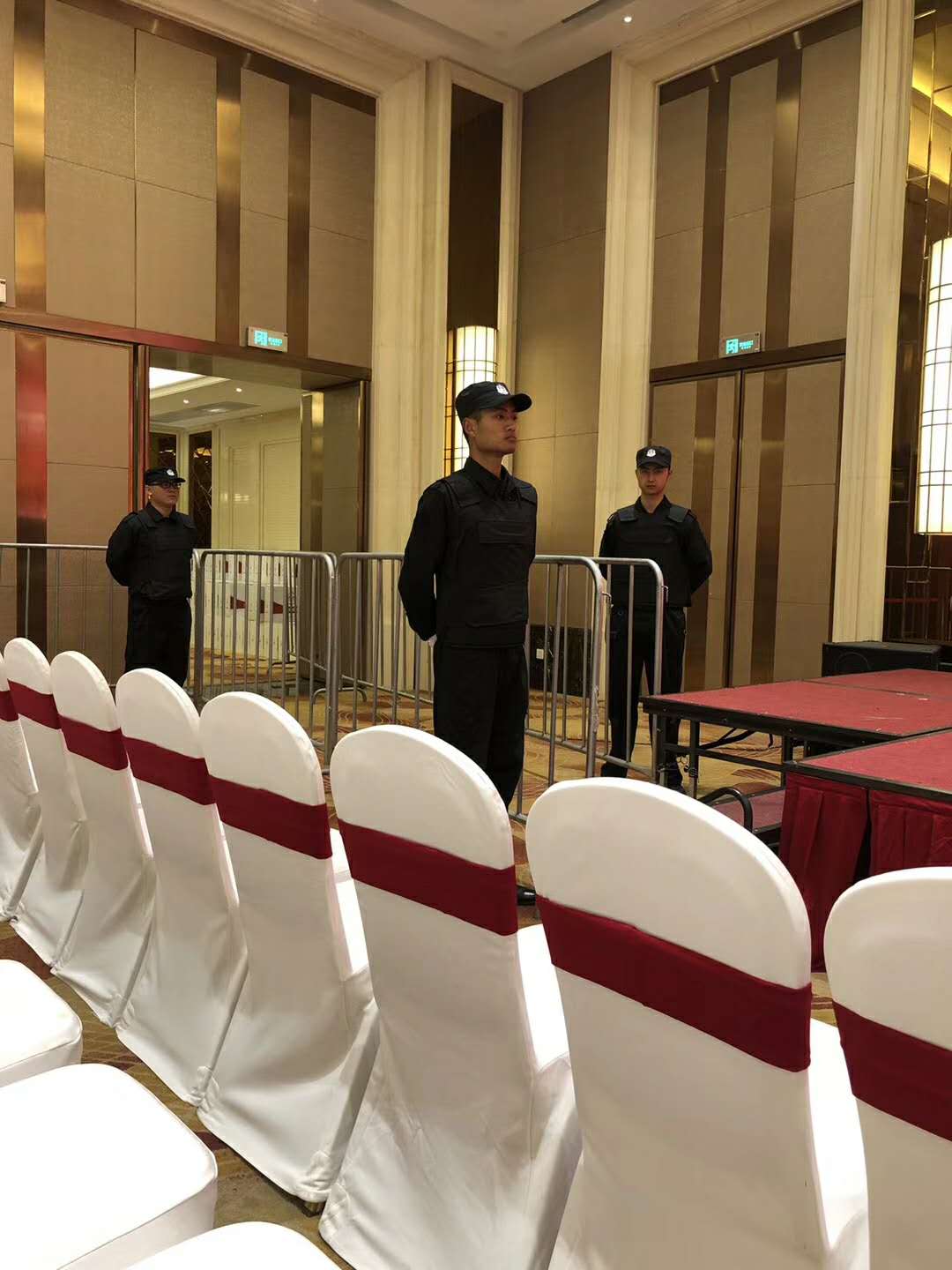 襄陽(yáng)獵鷹保安為京奧.城市奧特萊斯開(kāi)盤(pán)護(hù)航