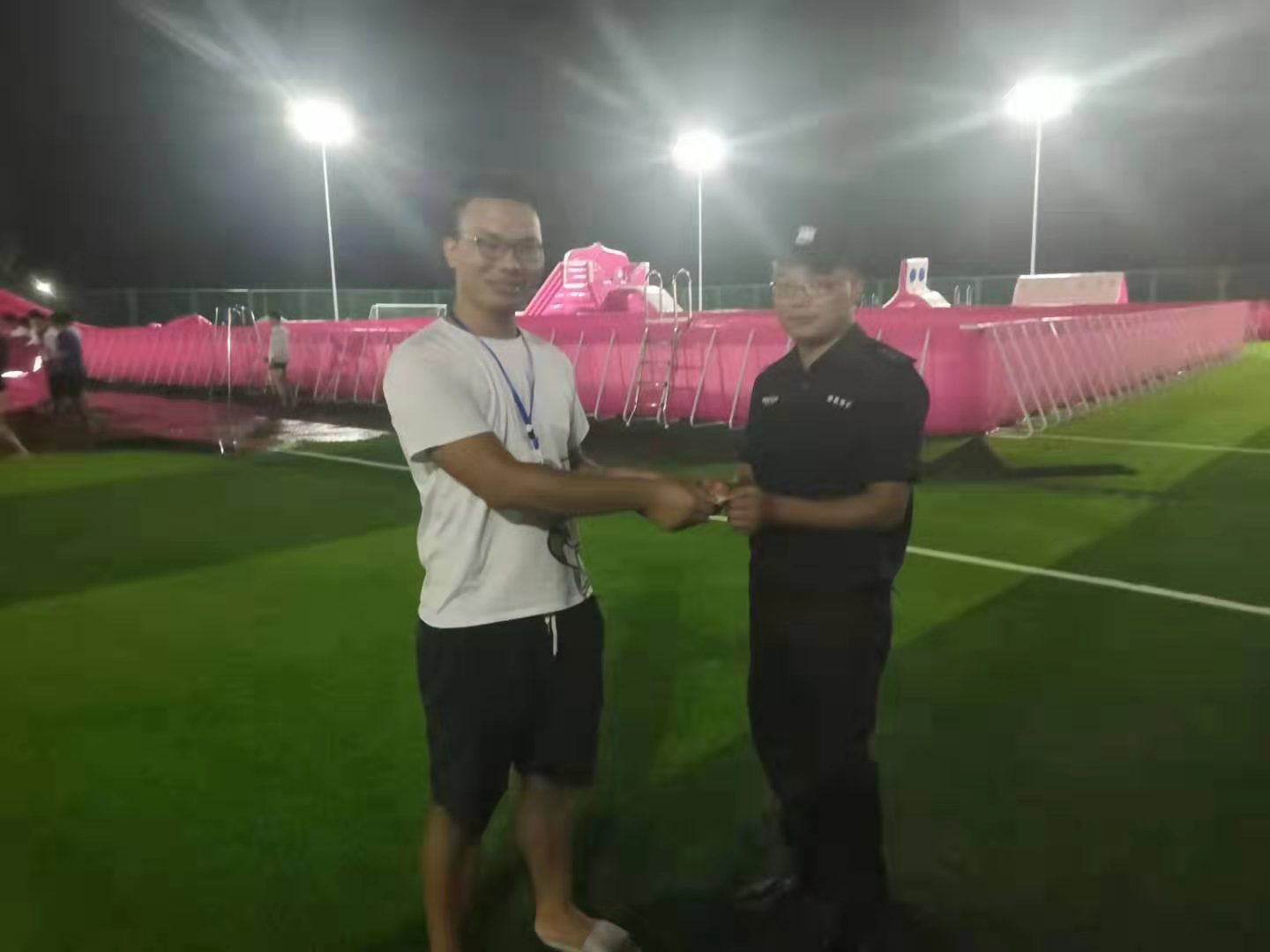 獵鷹保安現(xiàn)場維護(hù)華僑城奇妙市集秩序