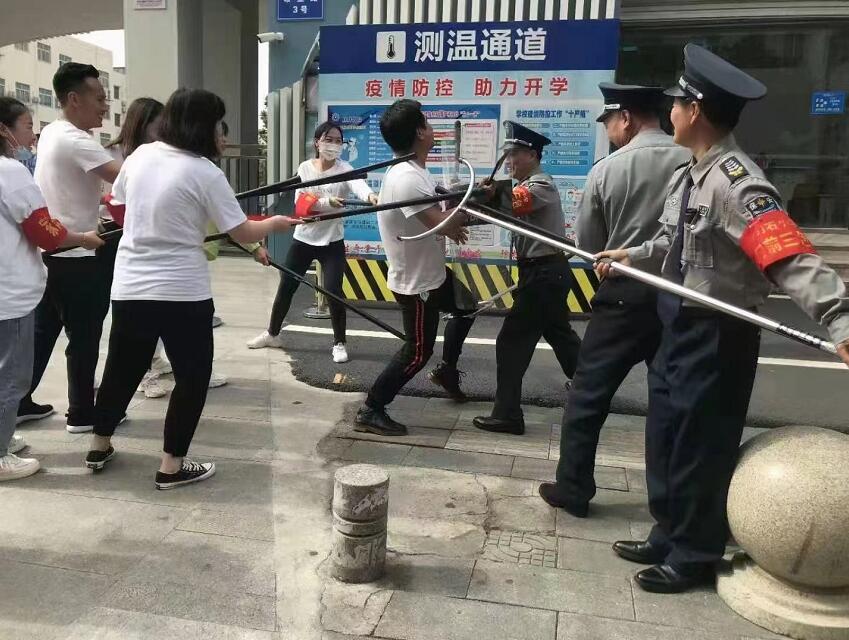 公安分局內(nèi)保大隊(duì)、獵鷹保安公司聯(lián)合開展校園反恐防暴演練活動