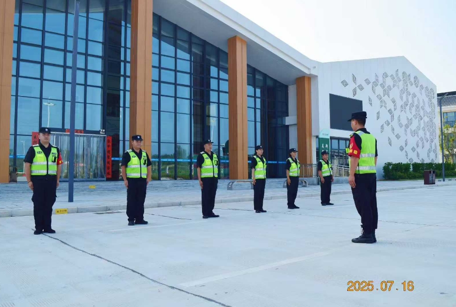 湖北獵鷹保安公司無(wú)畏“烤”驗(yàn)，開(kāi)展交通指引手勢(shì)專(zhuān)題培訓(xùn)